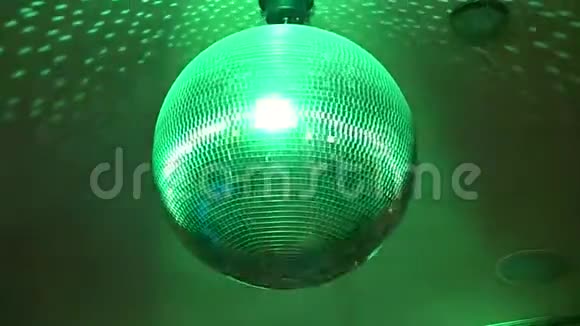 华丽的绿色明亮的彩色镜子时髦的迪斯科舞厅晚会夜总会天花板装饰灯照明旋转视频的预览图