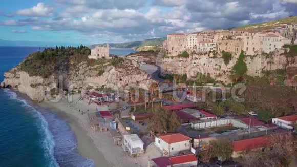 意大利提尔赫尼亚海上特罗帕修道院和高崖的鸟瞰图视频的预览图
