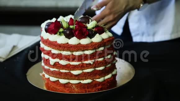 糖果手慢慢切红的装饰蛋糕视频的预览图