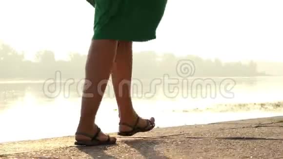 美丽的年轻女子双脚踏在丹尼伯银行视频的预览图