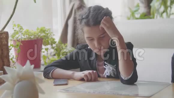 这个女孩正在咖啡馆的慢动作视频中学习菜单孩子们在等食物快餐朋友的陪伴视频的预览图