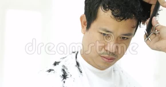亚洲男人被理发师理发视频的预览图