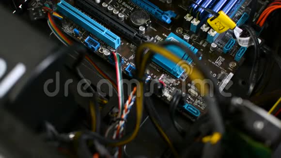 电脑内部个人电脑外壳清洁CPU主板组件视频的预览图