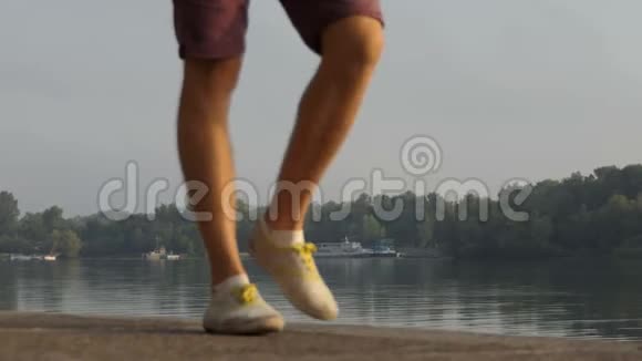 夏天人在斯隆莫的狄尼伯河畔散步视频的预览图