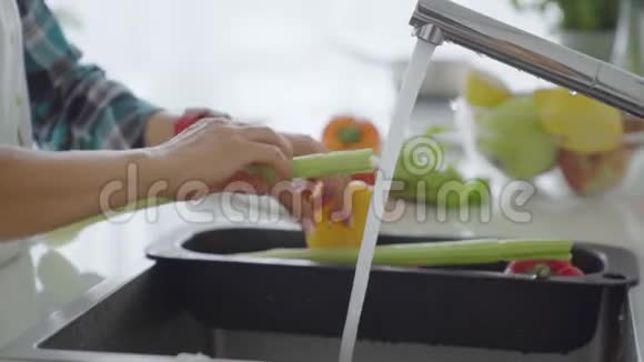 年轻的女人洗蔬菜视频的预览图