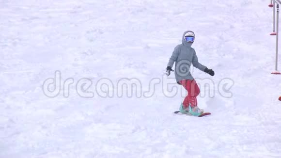 那个女孩在滑雪板上下山视频的预览图
