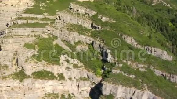 空中拍摄山崖视频的预览图