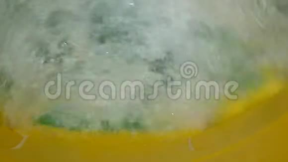 在游乐园滑水滑道上的水管里有泡沫水慢动作视频的预览图