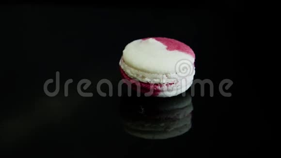 白色和粉红色的法国甜点马卡龙想用刀子切割视频的预览图