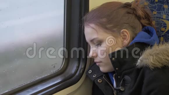 十几岁的女孩躲在火车窗口视频的预览图