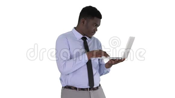 非洲裔美国商人在白色背景下使用笔记本电脑视频的预览图