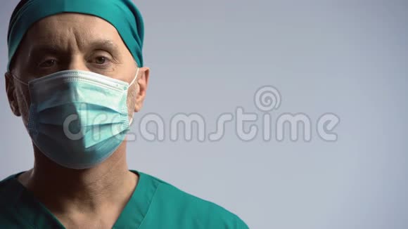 男医生面色严肃盯着镜头警惕传染病吃药视频的预览图