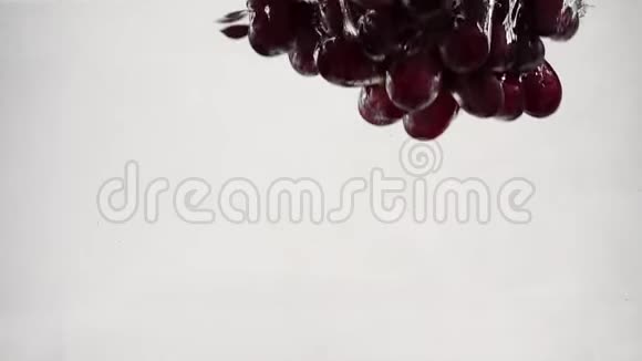 红葡萄慢动作视频一串葡萄被泡在水里视频的预览图