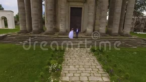 旧天主教堂与情侣相爱的鸟瞰图视频的预览图