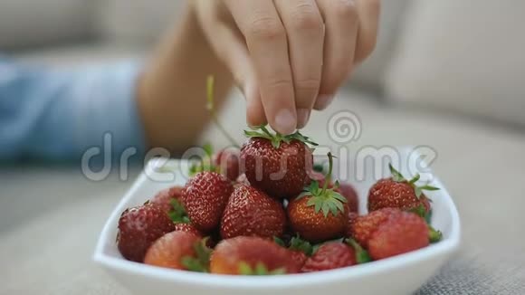 带草莓的漂亮少女视频的预览图