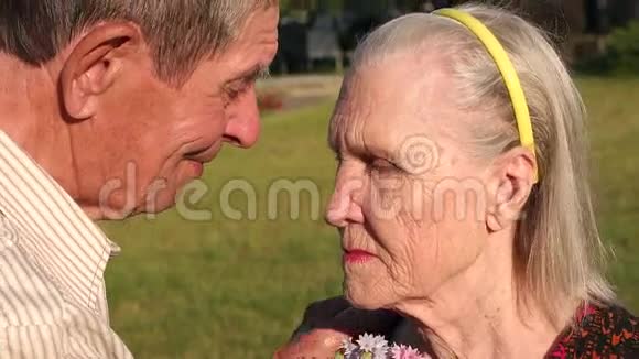 公园里亲吻祖父母的肖像视频的预览图