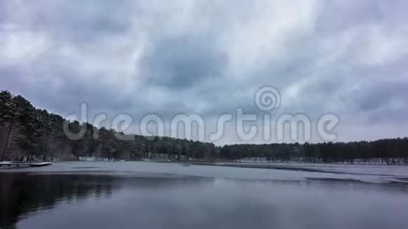 冬湖全景时光流逝视频的预览图