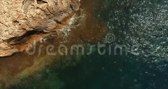 水冲走了冻结的熔岩水是深色的蓝色洗石海岸水把石头磨掉了视频的预览图