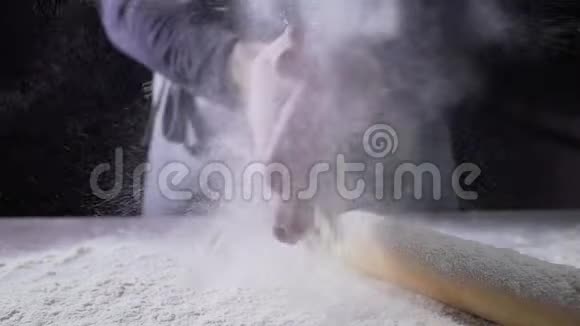 厨师面粉面包师在工作面包和面包店面粉在厨房视频的预览图
