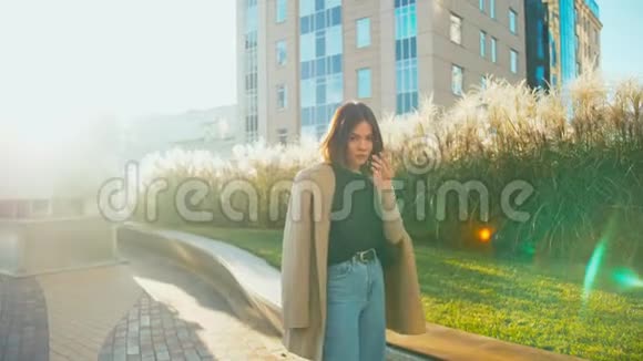 美丽的时髦混合种族时髦女人穿夹克和牛仔裤的肖像她喜欢公共公园的城市景色视频的预览图