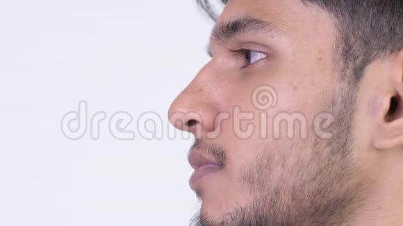 年轻英俊留胡子的印度男人说话的侧写视频的预览图