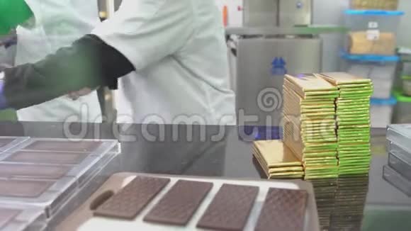 工厂包装巧克力棒视频的预览图