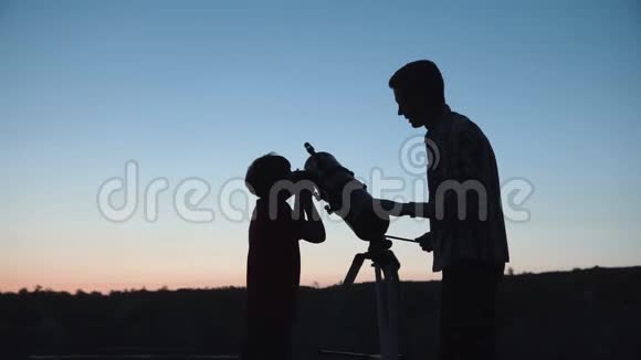 使用望远镜的人和男孩视频的预览图
