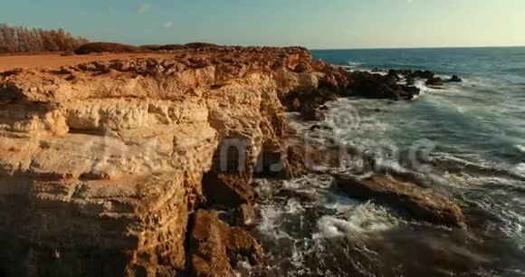 无人驾驶飞机在岩石和岩石海岸上的动态飞行视频的预览图