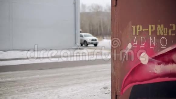 白色皮卡在雪道上缓缓前行红色货车拐角旁边的摄像头冬季视频的预览图