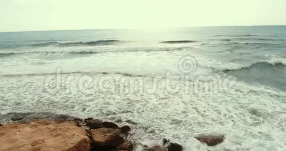 360度海景令人难以置信的海浪和岩石海岸从幸福中晕眩的状态视频的预览图