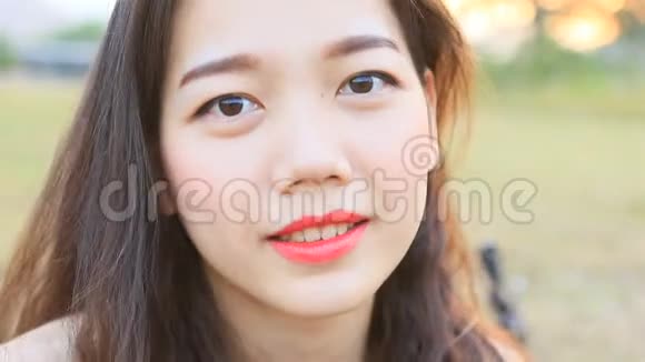合上年轻的亚洲女人牙齿般的笑脸视频的预览图