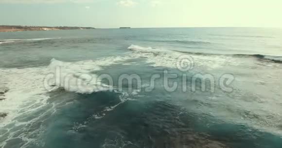 巨浪互相翻滚大海总是带来平静和安宁视频的预览图