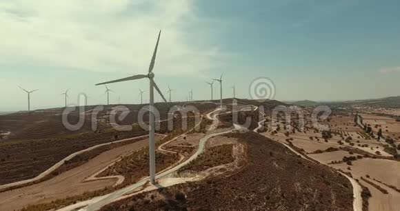 风力发电机叶片特写矗立在沙漠中的农场风车视频的预览图