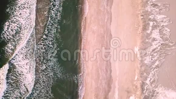 冰冷的大西洋海浪的镜头视频的预览图