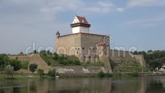 赫尔曼爱沙尼亚和俄罗斯边境城堡的景色视频的预览图