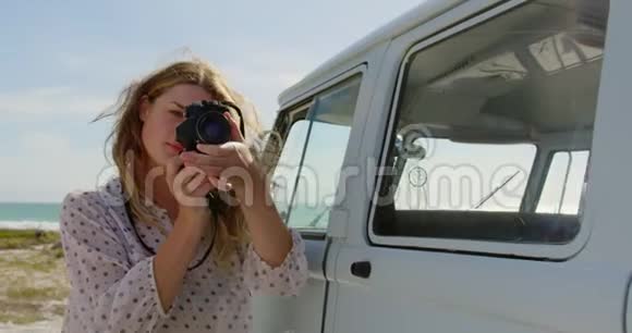 女子数码相机拍照4k视频的预览图