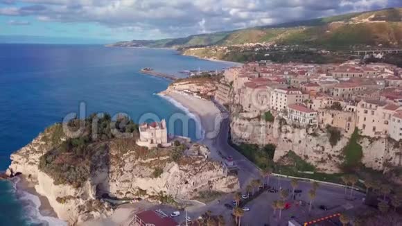 意大利提尔赫尼亚海上特罗帕修道院和高崖的鸟瞰图视频的预览图