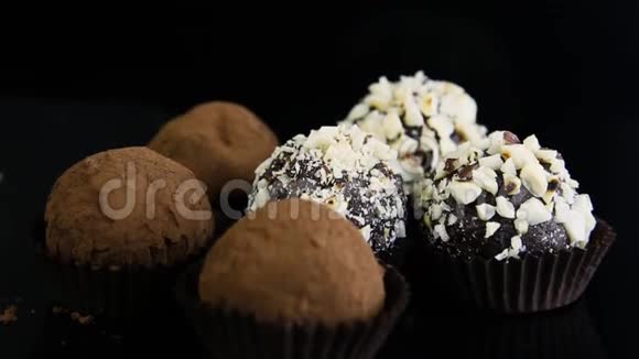提供两种黑色巧克力糖果视频的预览图