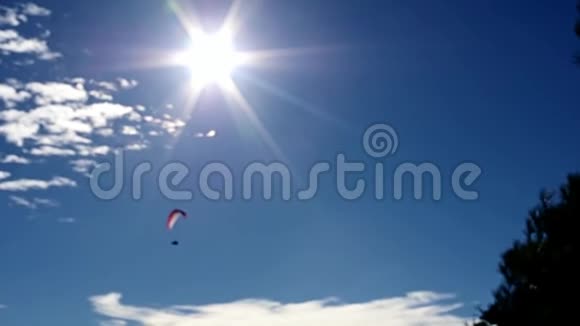 悬挂滑翔机飞向太阳视频的预览图