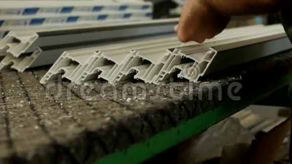 生产PVC窗的车间男工将PVC型材拧入以便进一步组装视频的预览图