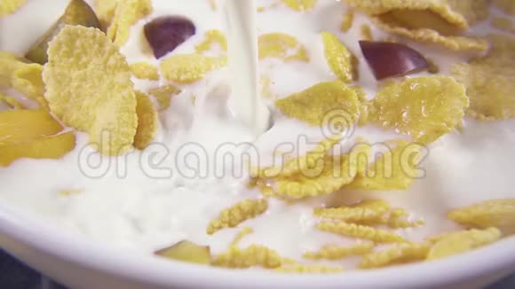 玉米片中缓慢的运动倒入牛奶特写视频的预览图