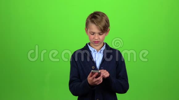 男孩在打电话绿色屏幕慢动作视频的预览图