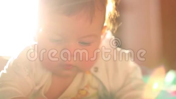 六个月大的婴儿躺在床上迷人地微笑家里的小蓝眼睛小孩视频的预览图