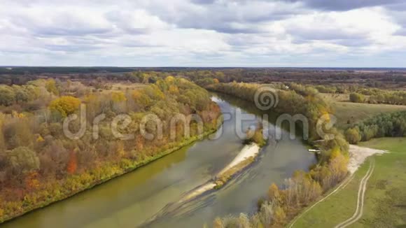 乌克兰巴图林的西姆河的鸟瞰图移动相机前进主题视频的预览图