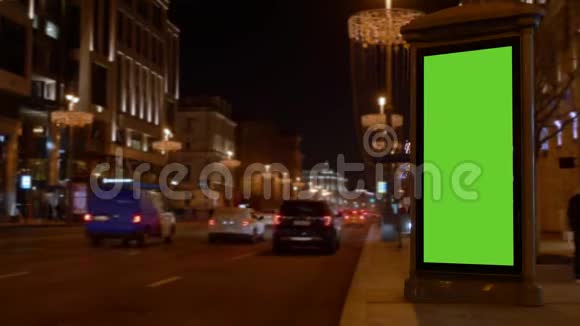 市街晚上好展示用大的绿色屏幕汽车来了视频的预览图