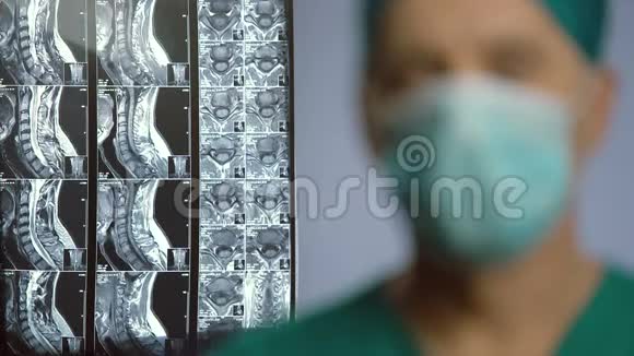 专业医生认真面对镜头脊柱治疗诊所视频的预览图