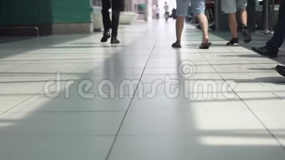 无法辨认的人带着行李在候机楼里行走慢动作快关门840x2160视频的预览图