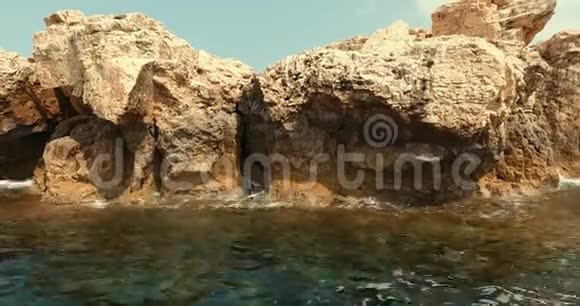 相机向后移动打开一个美丽的海景小浪打在美丽的石山上视频的预览图