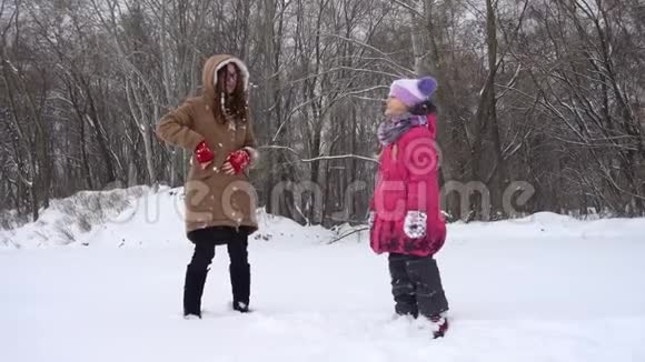 嘲笑姐妹们在冬天玩得开心视频的预览图