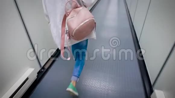 年轻漂亮的女人沿着走廊走视频的预览图